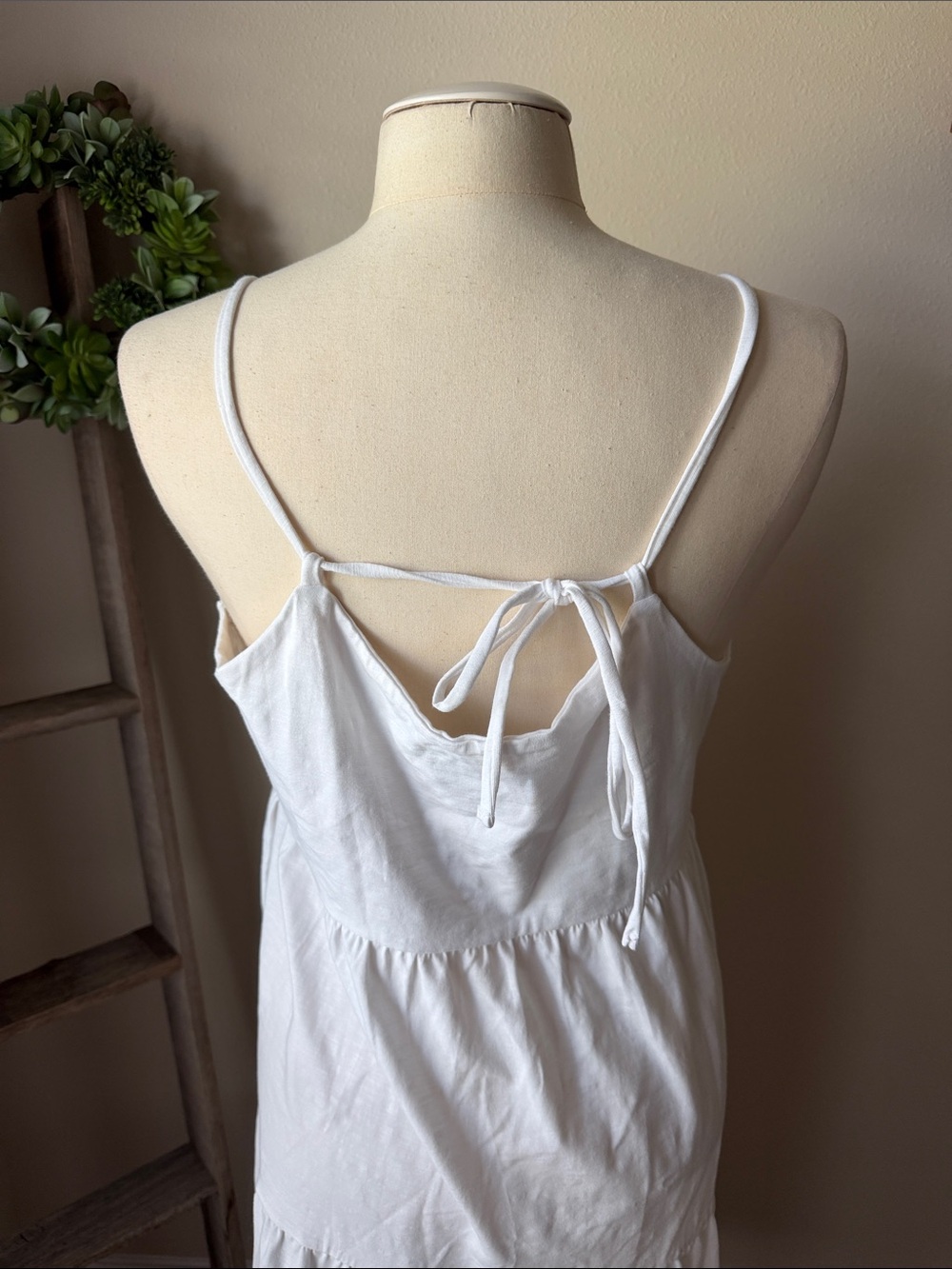 โจNWT Old Navy spaghetti strap tiered midi dress in white - Picture 6 of 8